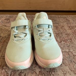 Adidas youth sneakers size 3 in great condition